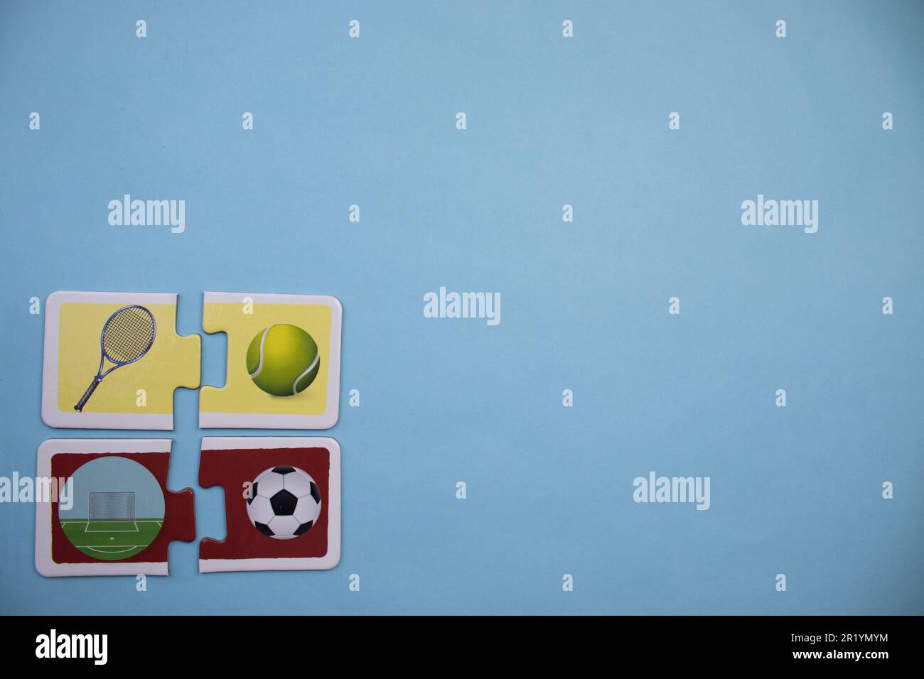 Informationspuzzles am Rand des blauen Hintergrunds. Tennis, Fußball. Stockfoto