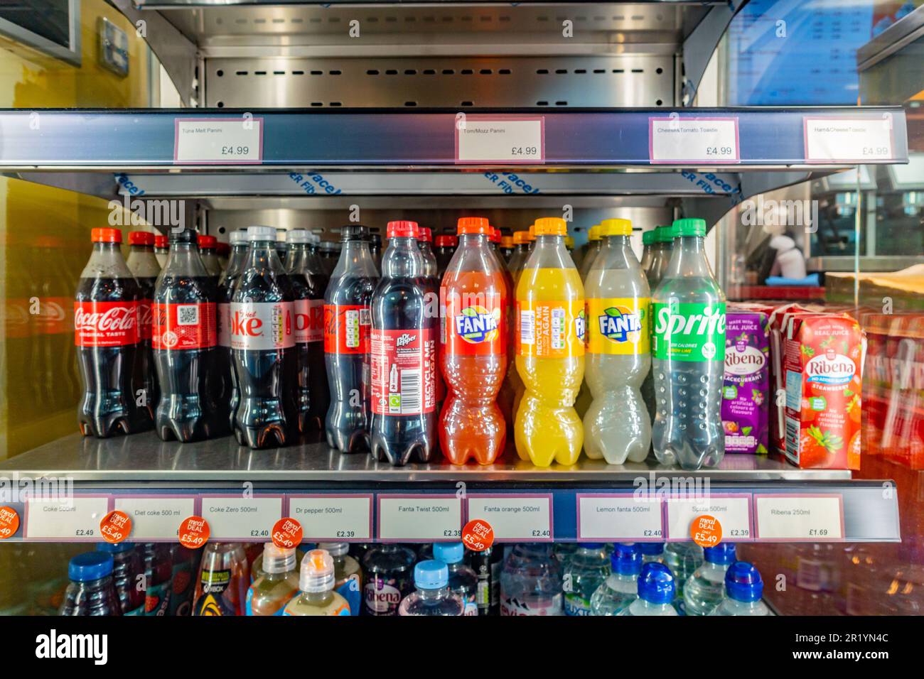 Kohlensäurehaltige Soda-Getränke auf einem Regal in einem Kühlschrank in einem Geschäft Stockfoto