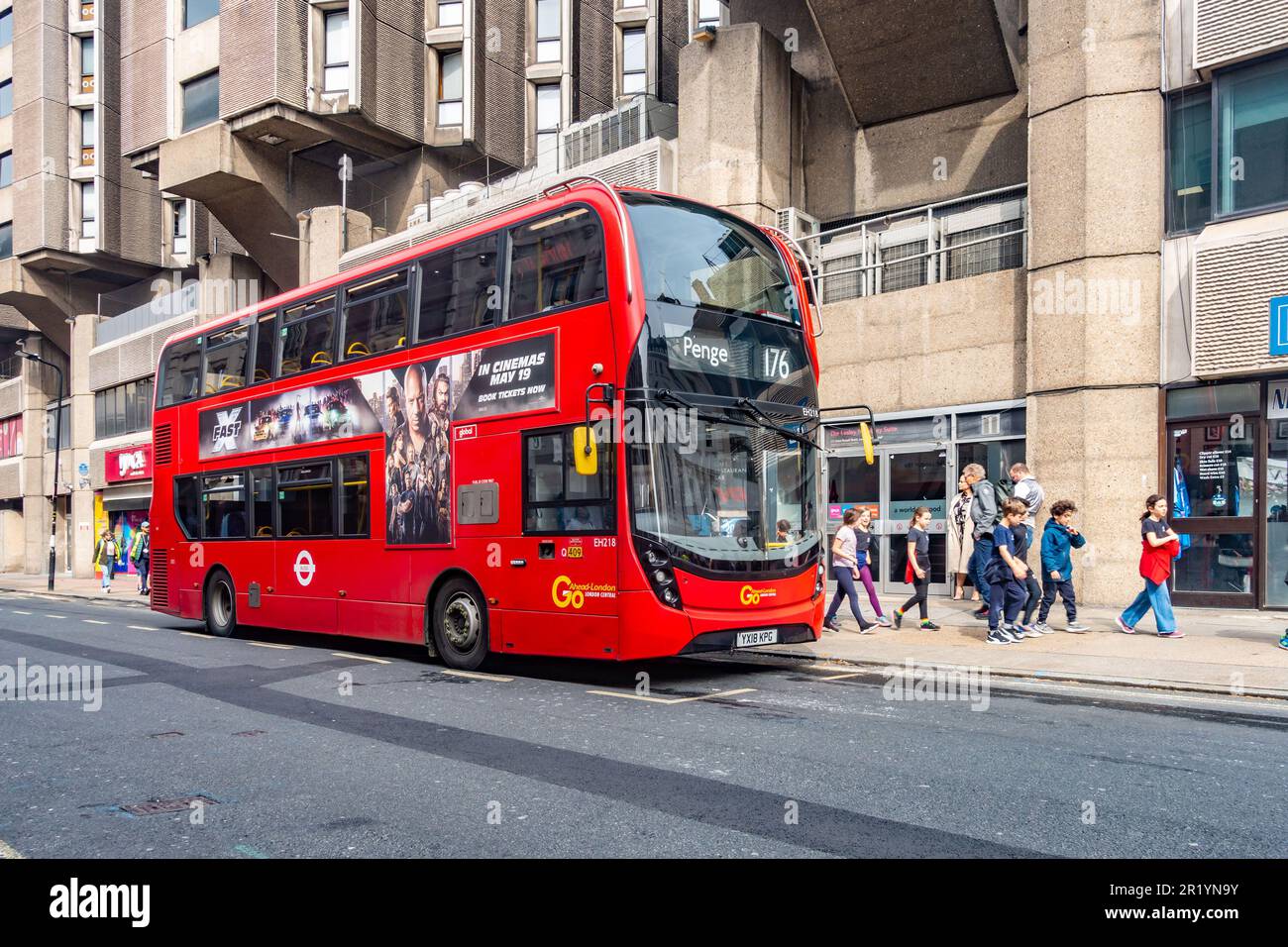 Ein ikonischer roter Bus der Linie 176 hielt an einer Bushaltestelle auf der Great Russel Street, London, Großbritannien Stockfoto