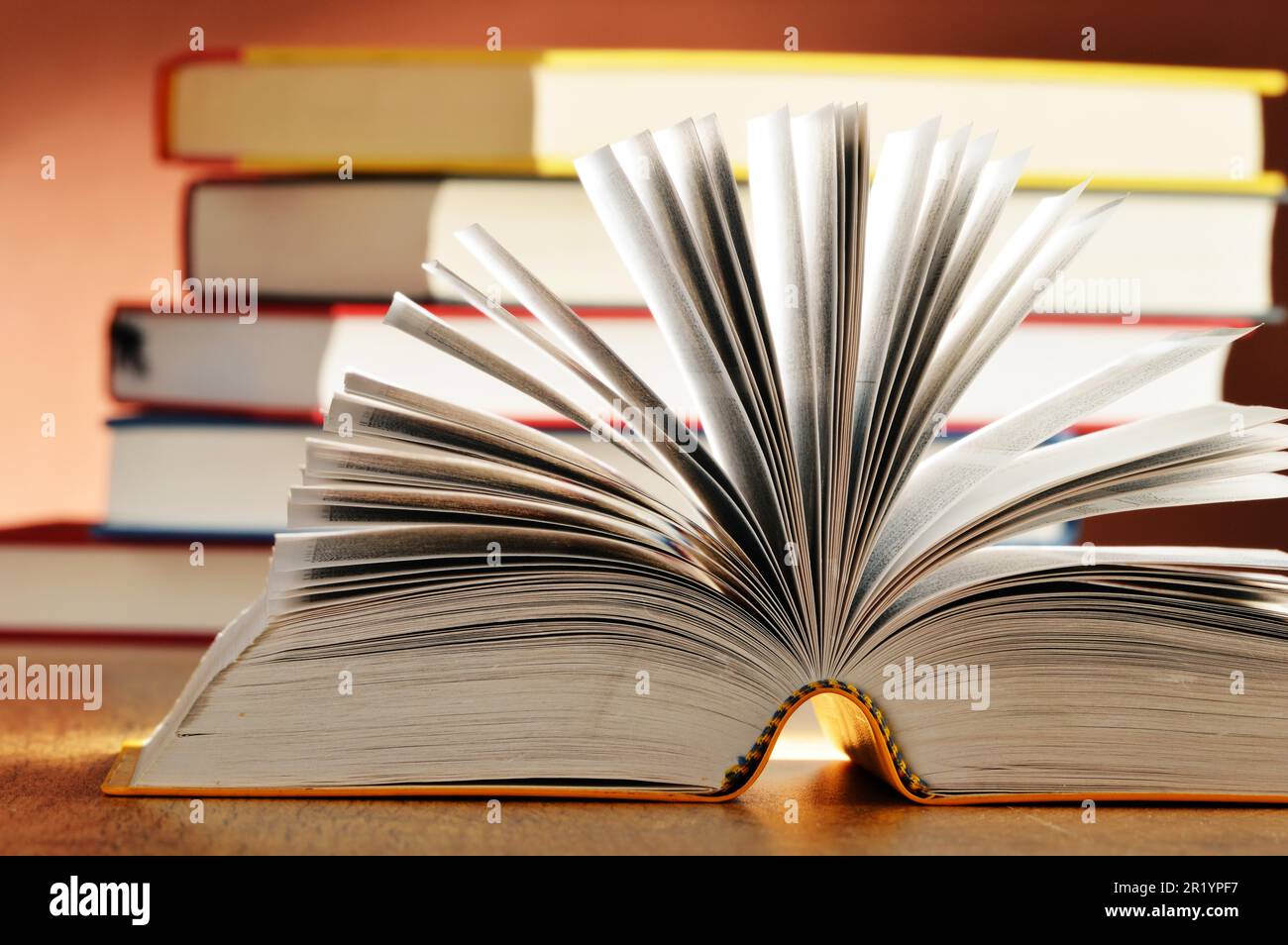 Komposition mit Büchern auf dem Tisch Stockfoto