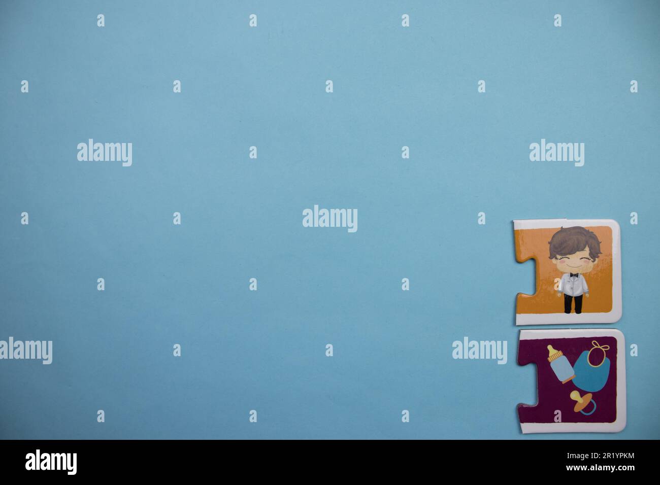 Informationspuzzle am Rand des blauen Hintergrunds. Dad und Baby-Zeug. Stockfoto