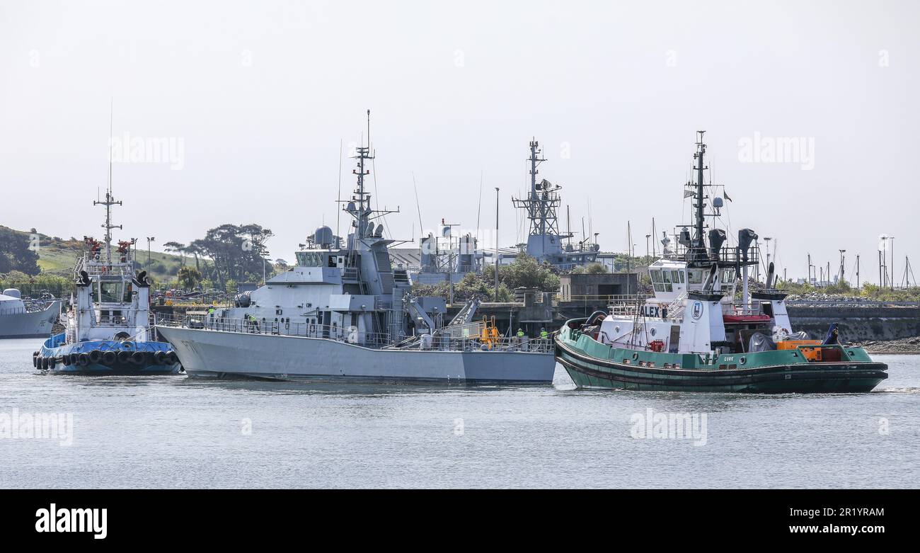 Haulbowline, Cork, Irland. 16. Mai 2023. Das erste von zwei Küstenpatrouillenbooten (P71) für den Naval Service New wird flussaufwärts mit Schleppen zum Marinestützpunkt Haulbowline, Co Cork, Irland. David Creedon/Alamy Live News Stockfoto