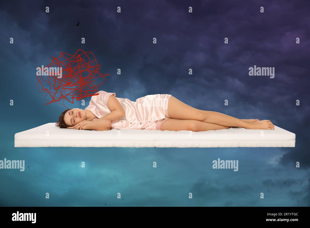 Albtraumkonzept. Junge Frau schläft auf Matratze am Himmel mit schweren Regenwolken Stockfoto