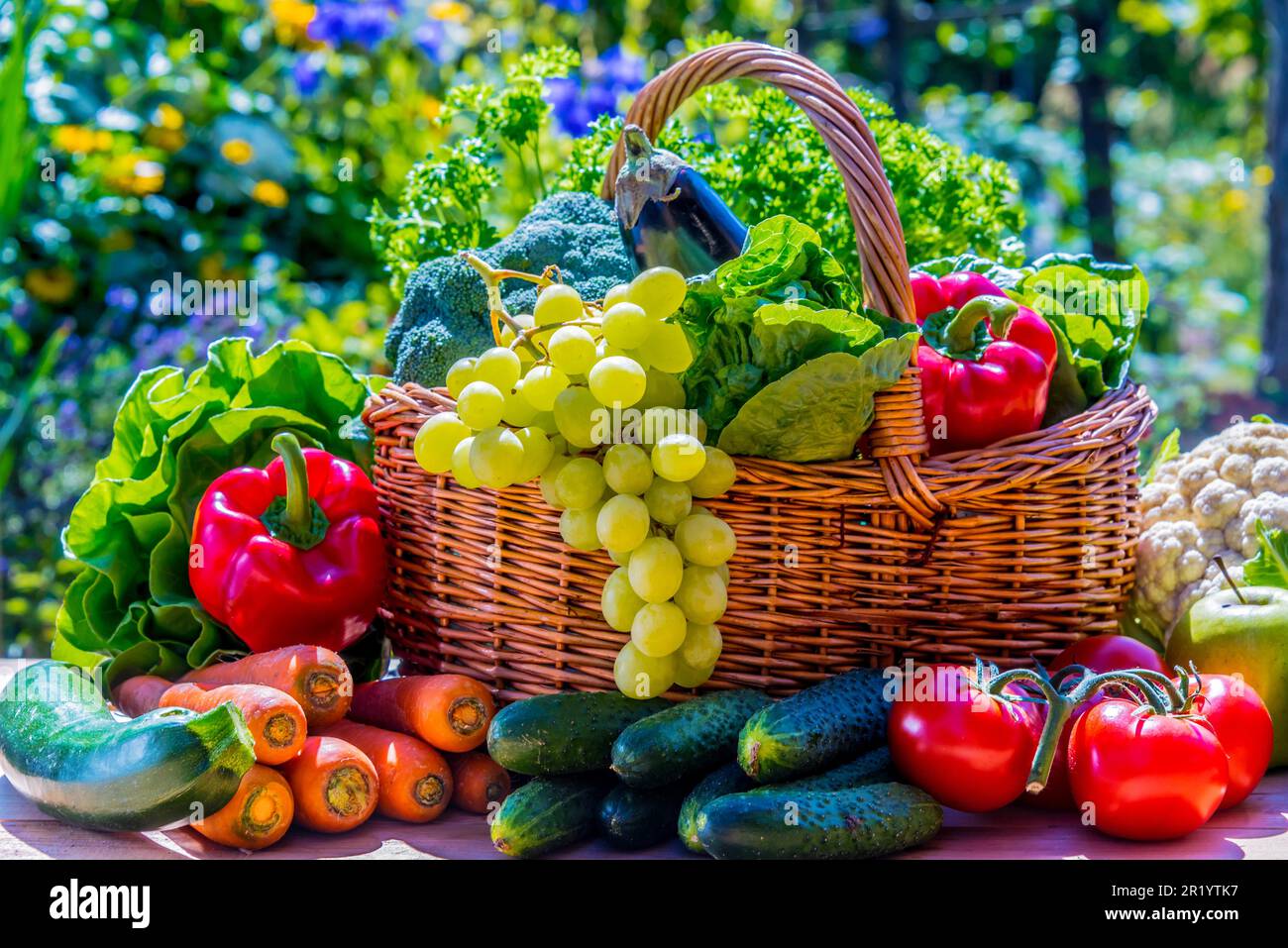 Auswahl an frischem Bio-Gemüse und Obst im Garten. Ausgewogene Ernährung Stockfoto