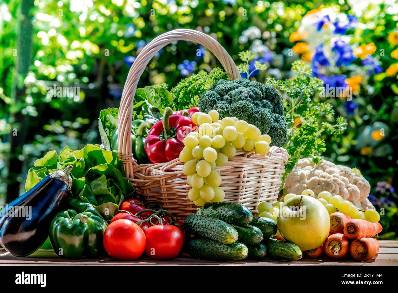 Auswahl an frischem Bio-Gemüse und Obst im Garten. Ausgewogene Ernährung Stockfoto