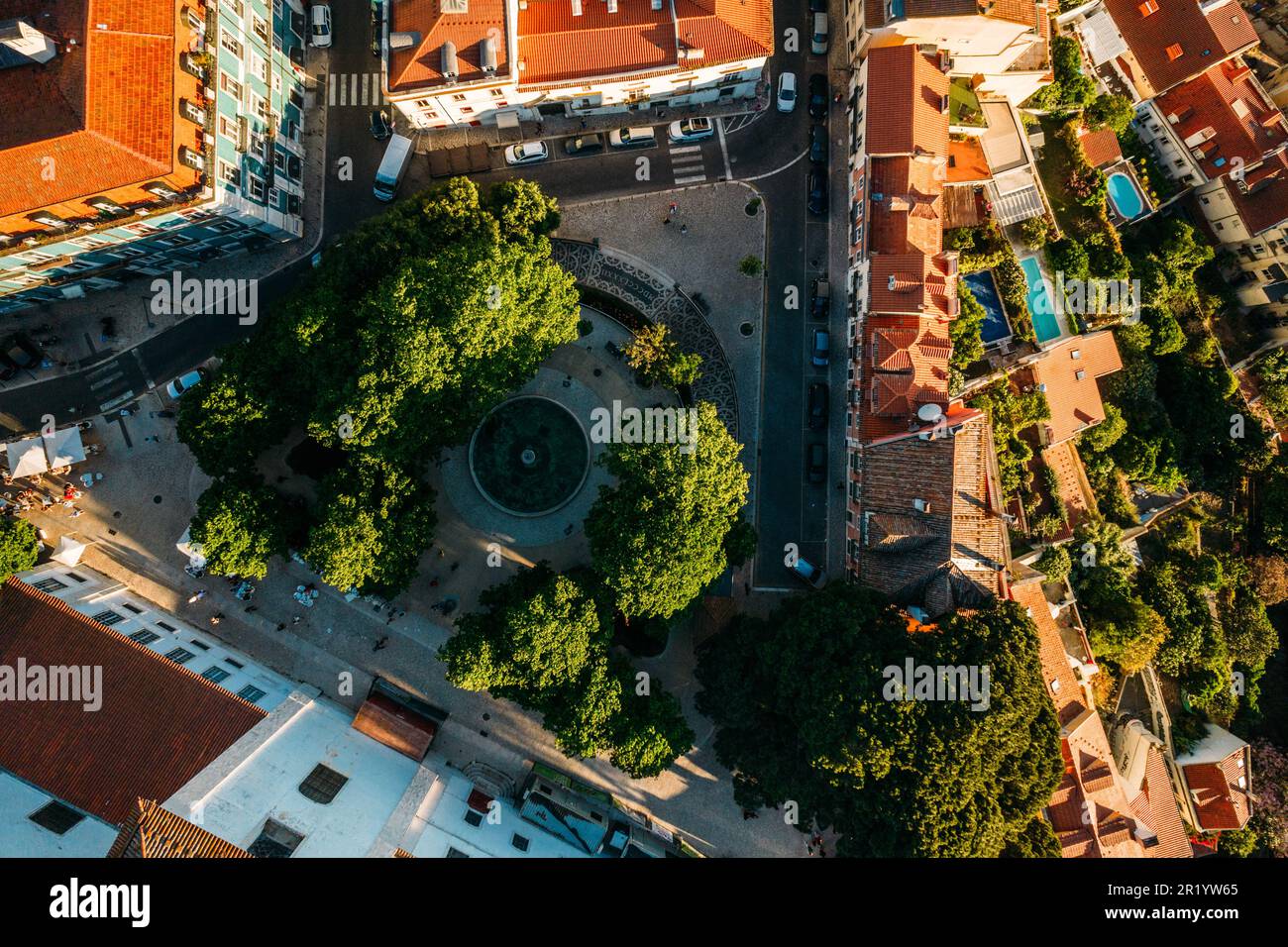 Draufsicht über den Augusto Gil Garden in Lissabon, Portugal, im Stadtviertel Graca Stockfoto