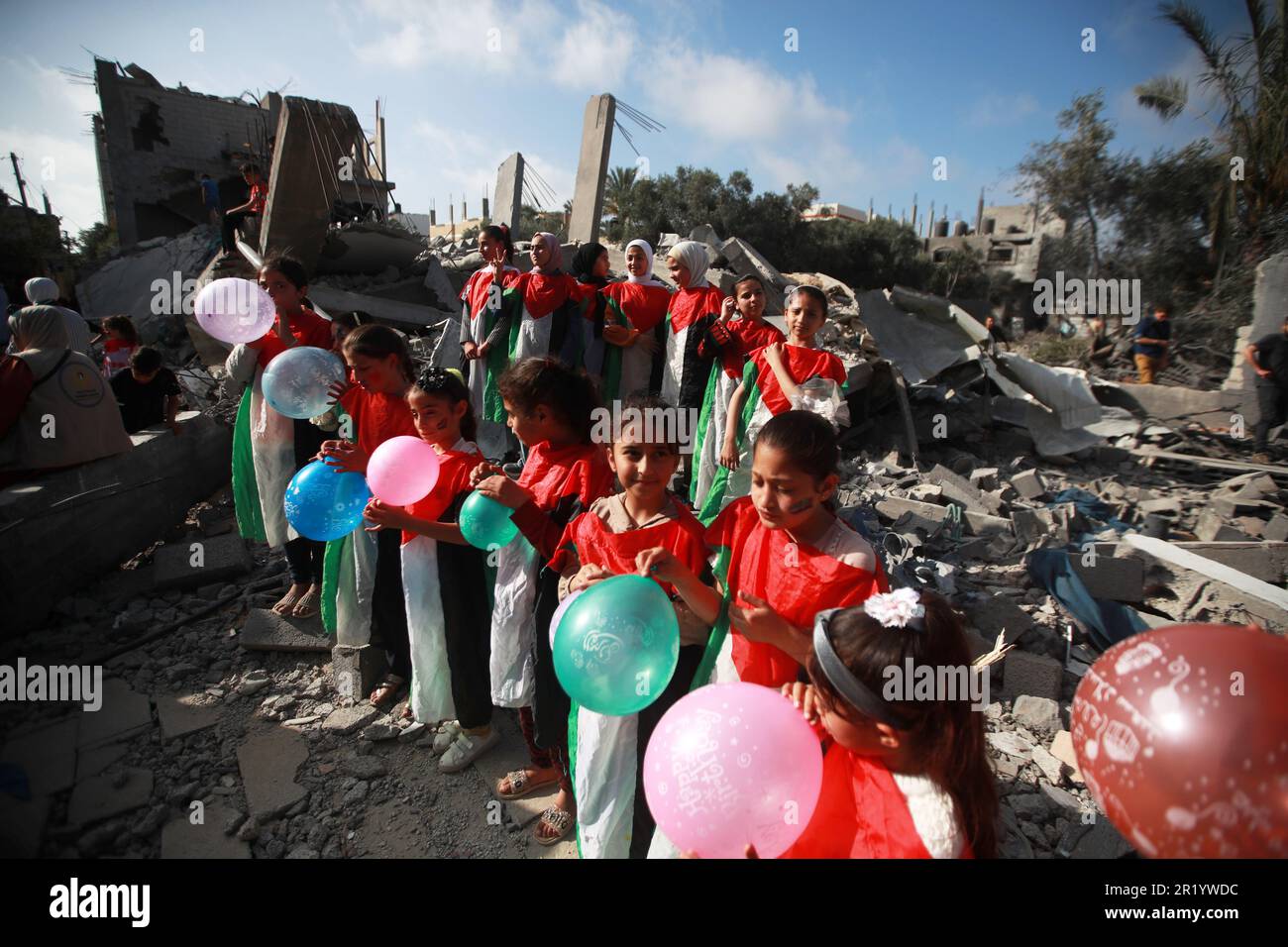 Gaza-Stadt, Palästina. 16. Mai 2023 Palästinensische Kinder beteiligen sich an Aktivitäten zur Förderung ihrer psychischen Gesundheit in der Nähe des israelischen Luftangriffs in Deir Al-Balah im zentralen Gazastreifen. Dies geschieht nach den jüngsten Kämpfen zwischen der militanten islamischen Dschihad-Gruppe und Israel im Gazastreifen. Stockfoto