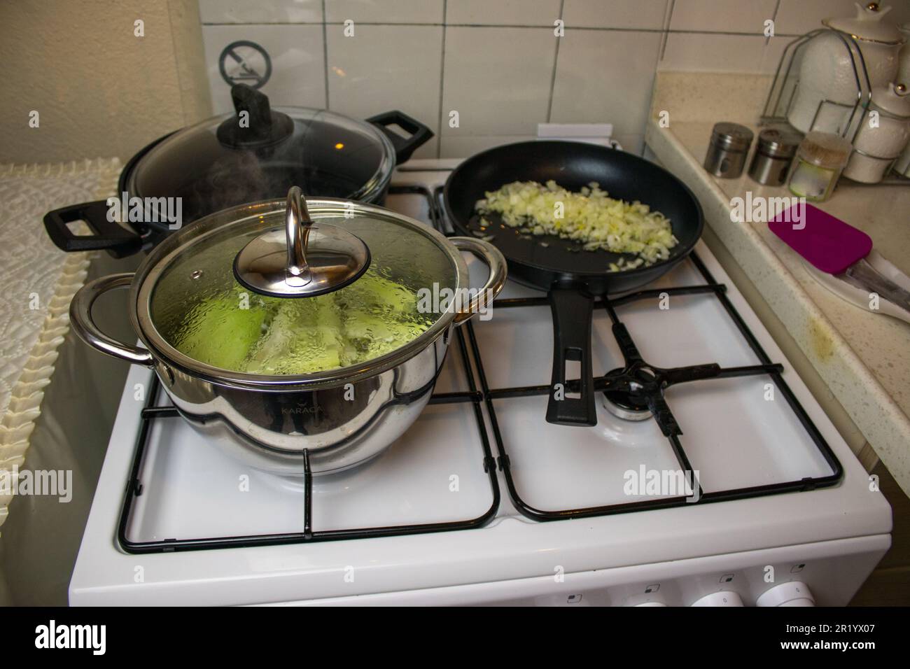Gerichte werden in traditionellen türkischen Gerichten zubereitet und in Töpfen zubereitet. Stockfoto