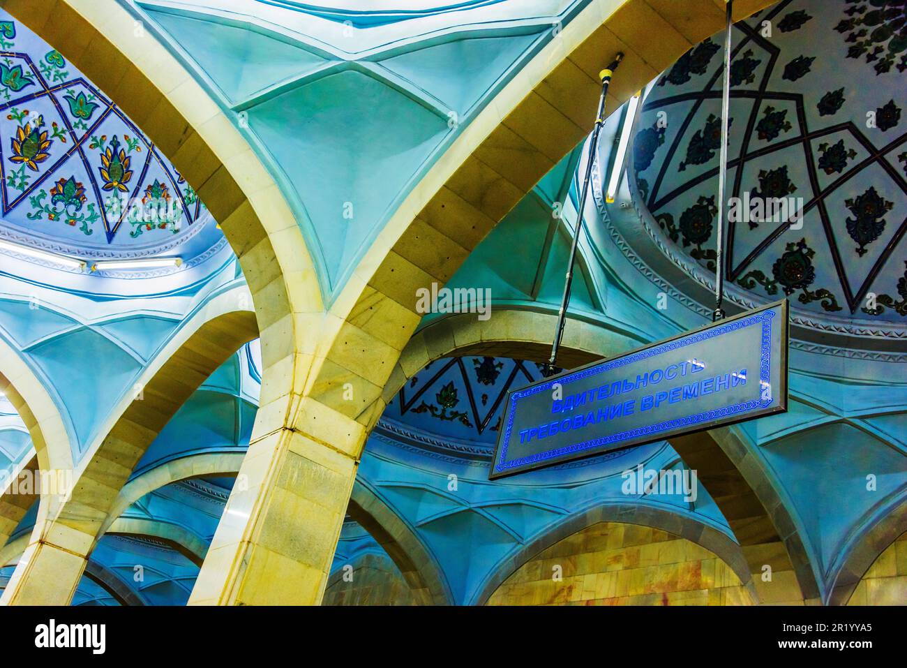 Taschkent, Usbekistan - Apr 27, 2019: das Innere von Alisher Navoiy Metro Station in Taschkent, Usbekistan Stockfoto