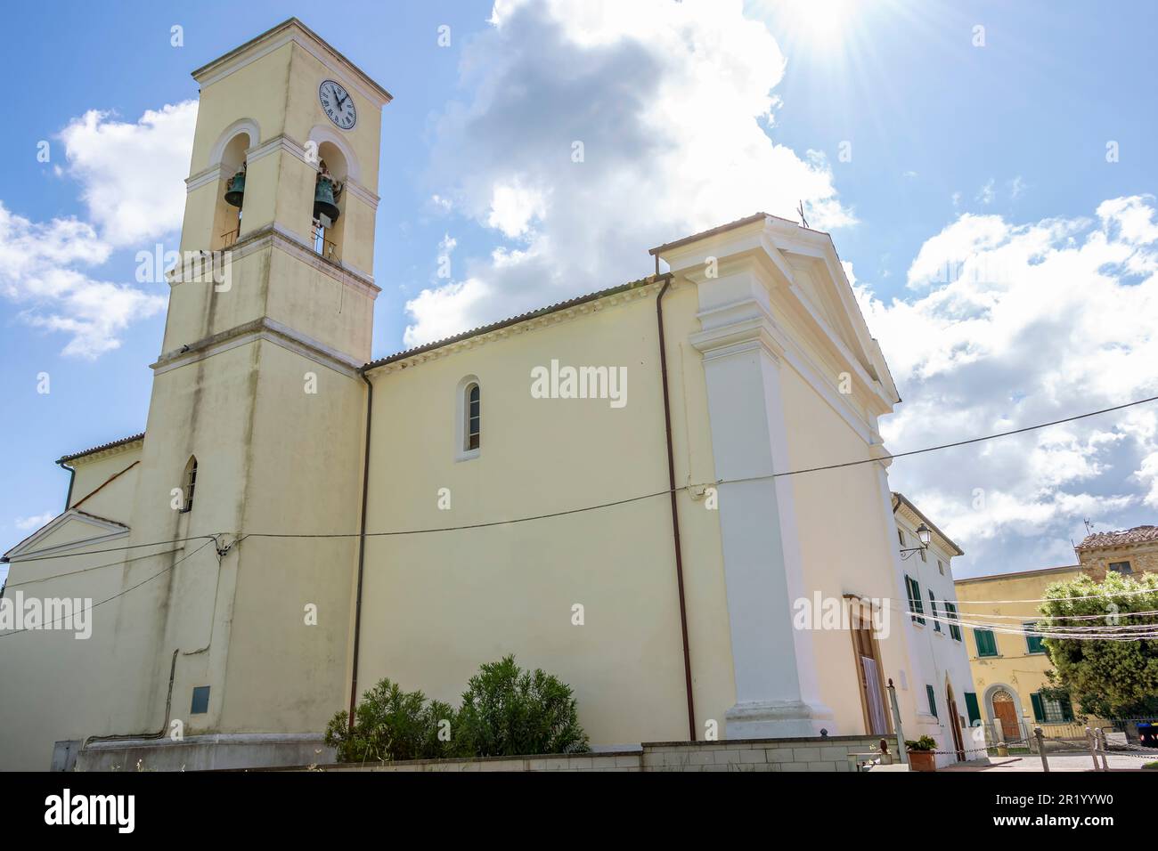 Die Kirche San Michele Arcangelo in Orciano Pisano, Italien Stockfoto