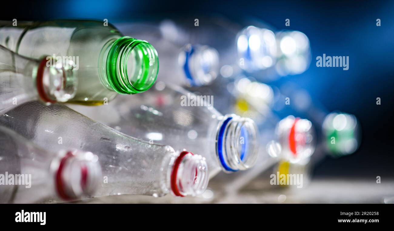 Leere Getränkeflaschen mit Kohlensäure. Kunststoffabfall Stockfoto