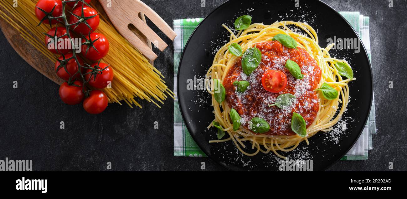 Komposition mit einer Spaghetti-Bolognese-Platte Stockfoto