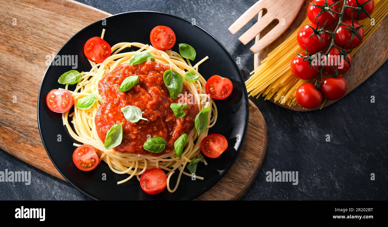 Komposition mit einer Spaghetti-Bolognese-Platte Stockfoto