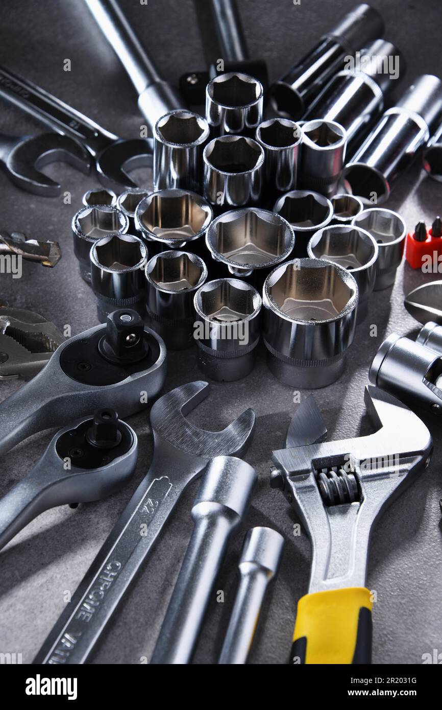 Zusammensetzung mit einer Vielzahl von Metallwerkzeugen Stockfoto