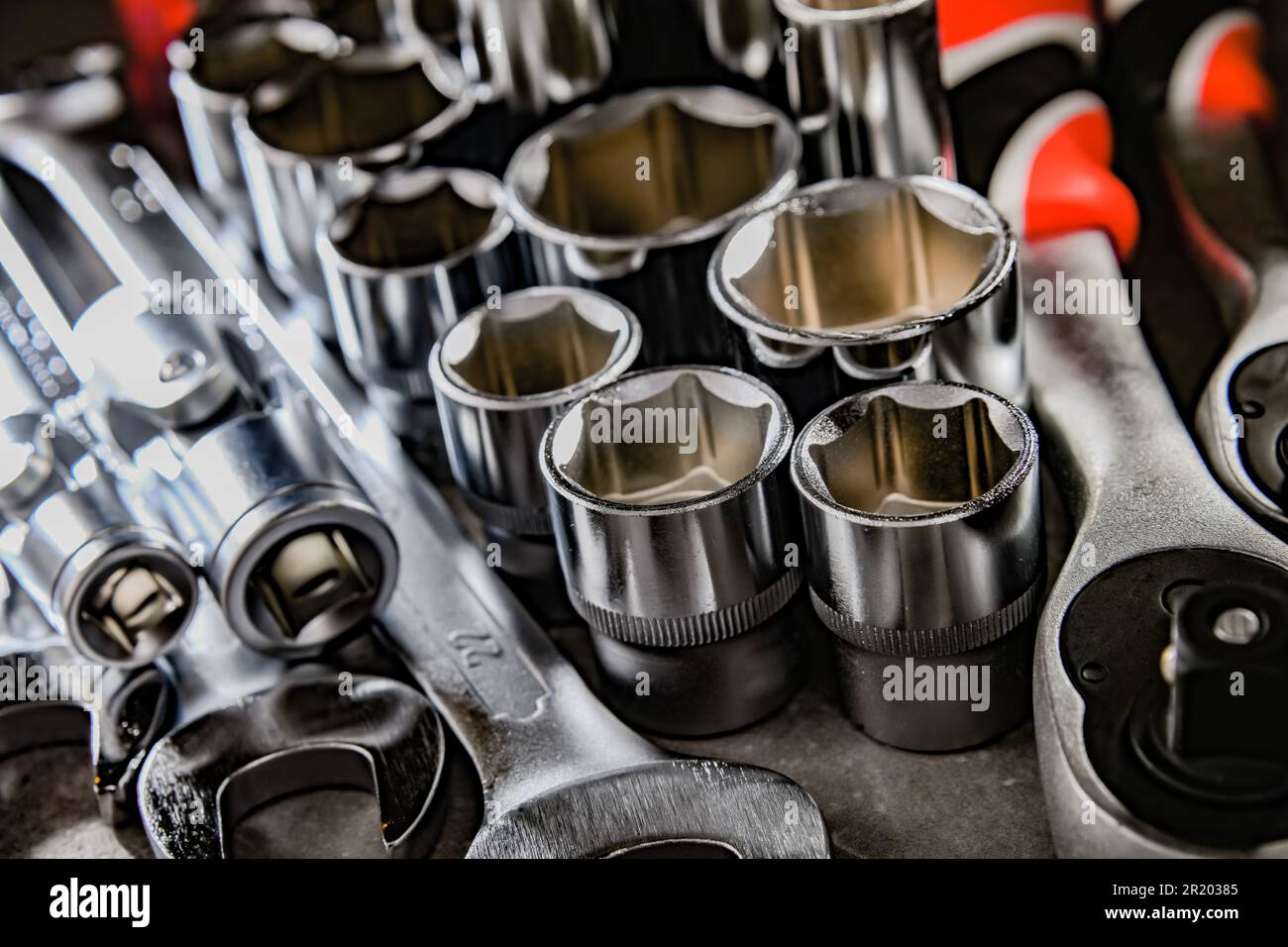 Zusammensetzung mit einer Vielzahl von Metallwerkzeugen Stockfoto