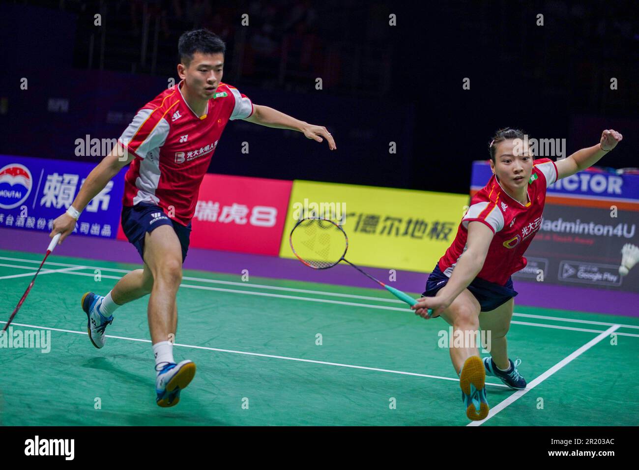 Suzhou, Chinas Provinz Jiangsu. 16. Mai 2023. Zheng Siwei/Huang Yaqiong (R) aus China treten während des gemischten Doppelspiels gegen Hee Yong Kai Terry/Tan Wei Han Jessica aus Singapur beim BWF Sudirman Cup in Suzhou, Provinz Jiangsu in Ostchina, am 16. Mai 2023 an. Kredit: Li Bo/Xinhua/Alamy Live News Stockfoto