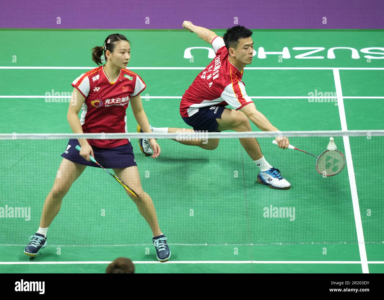 Suzhou, Chinas Provinz Jiangsu. 16. Mai 2023. Zheng Siwei (R)/Huang Yaqiong aus China treten während des gemischten Doppelspiels gegen Hee Yong Kai Terry/Tan Wei Han Jessica aus Singapur beim BWF Sudirman Cup in Suzhou, Provinz Jiangsu in Ostchina, am 16. Mai 2023 an. Kredit: Yang Lei/Xinhua/Alamy Live News Stockfoto