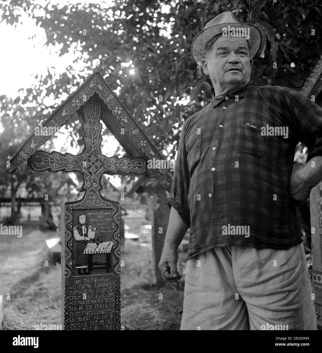 Sapanta, Maramures, Rumänien, ca. 1973. Der berühmte Volkskünstler Stan Ioan Pătraş, der Schöpfer des bekannten „fröhlichen Friedhofs“. Stockfoto