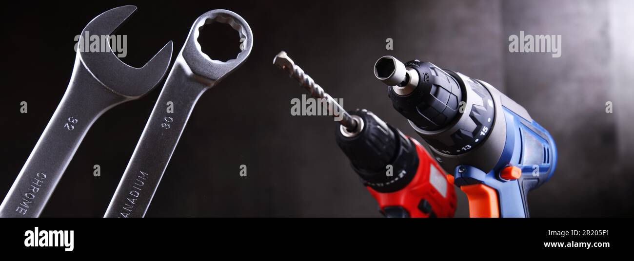 Zusammensetzung mit verschiedenen Arten von Hardware-Tools einschließlich Akku-Bohrer, Schraubpistole und Maulschlüssel Stockfoto