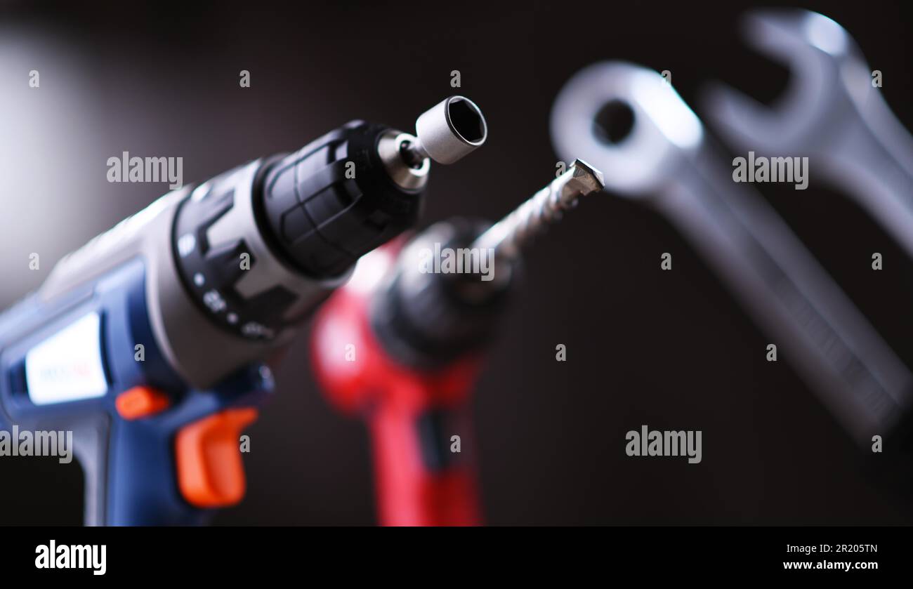 Zusammensetzung mit verschiedenen Arten von Hardware-Tools einschließlich Akku-Bohrer, Schraubpistole und Maulschlüssel Stockfoto