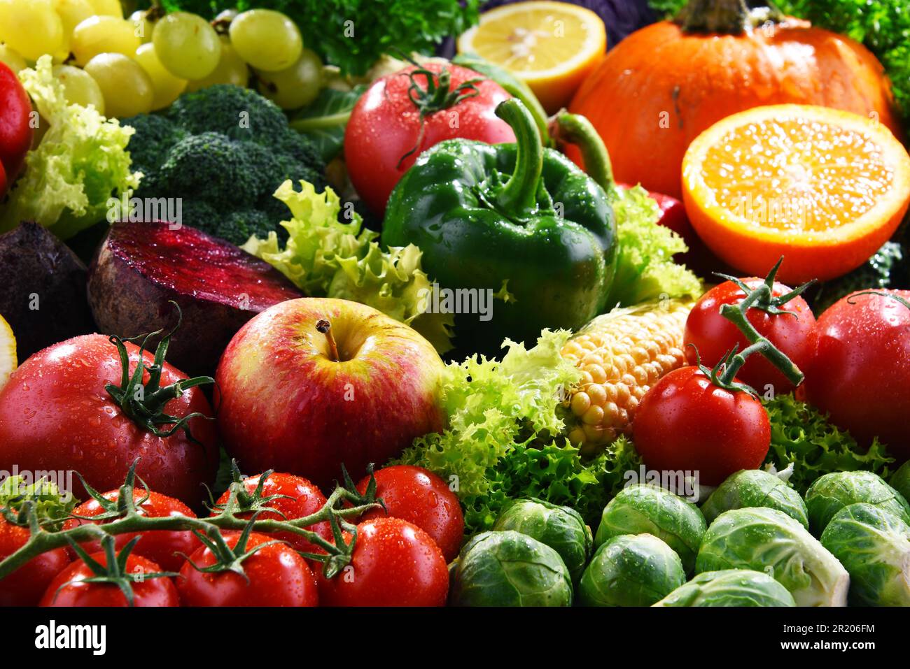 Zusammensetzung mit einer Vielzahl von frischem Gemüse und Früchten Stockfoto