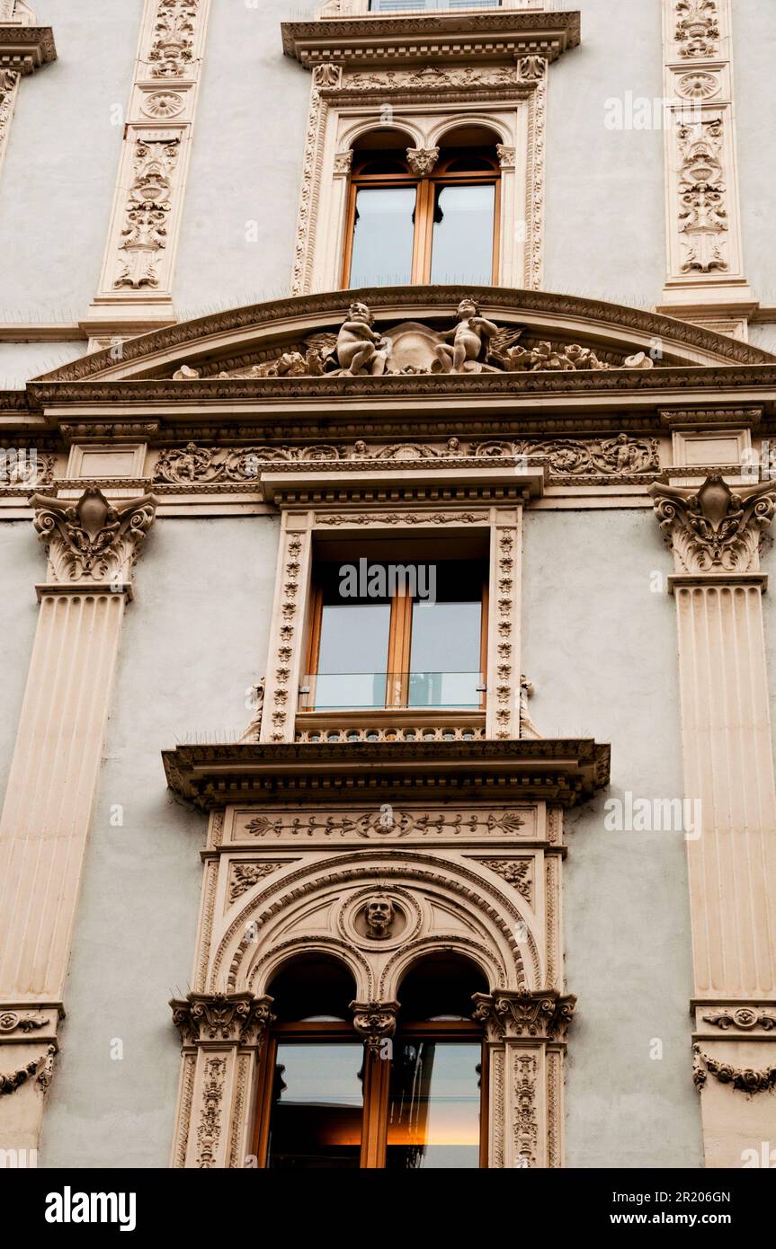 Doppelbogenfenster und gerillte Pilaster in Mailand, Italien. Stockfoto