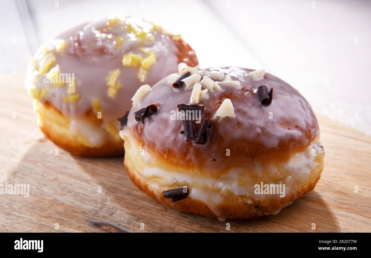 Komposition mit zwei berliner Kuchen Stockfoto