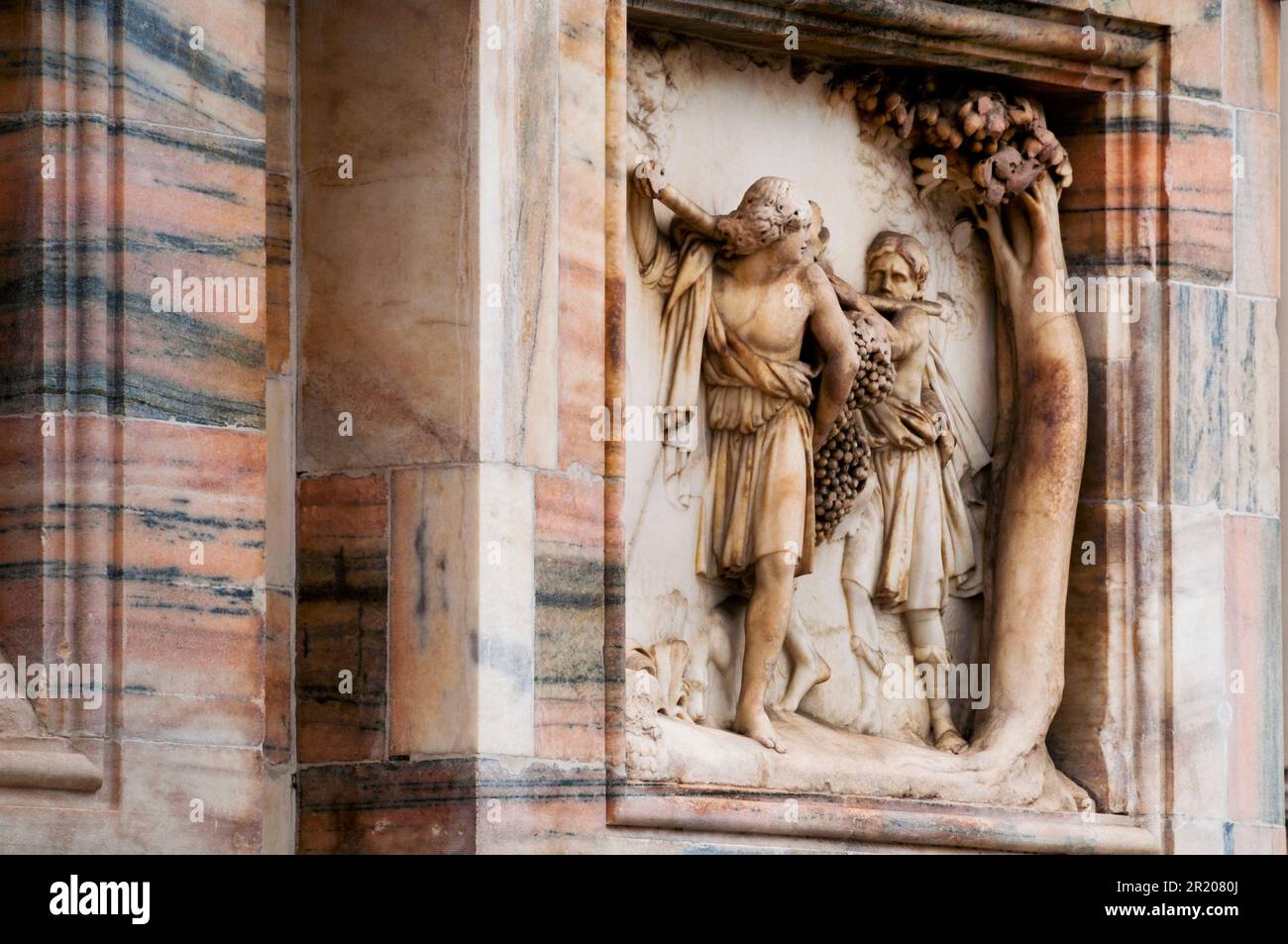 Die Israeliten Joshua und Caleb tragen die Trauben von Canaan auf dem Duomo di Milano in Mailand, Italien. Stockfoto