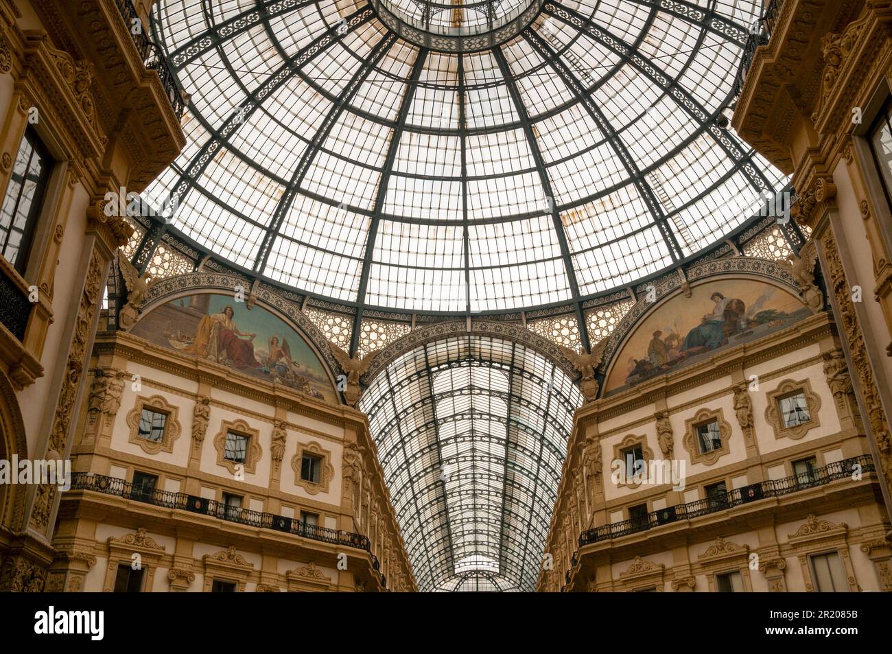 Eisen- und Glasdecke, Kuppel und Mosaiken, die Asien und Europa repräsentieren, in der Galleria Vittorio Emanuele II in Mailand, Italien. Stockfoto
