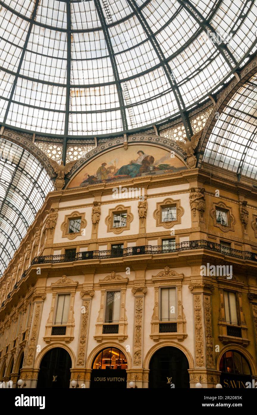 Lunette Asia und gewölbte Glasdecke und Kuppel in der Vittorio Emanuele II Galleria in Mailand, Italien. Stockfoto