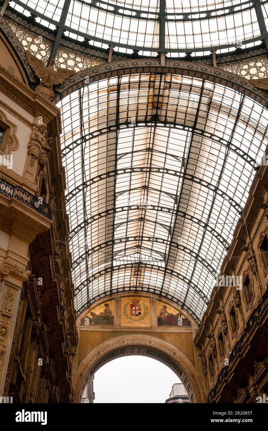 Eisen- und Glasdecke und Kuppel der Galleria Vittorio Emanuele II in Mailand, Italien. Stockfoto