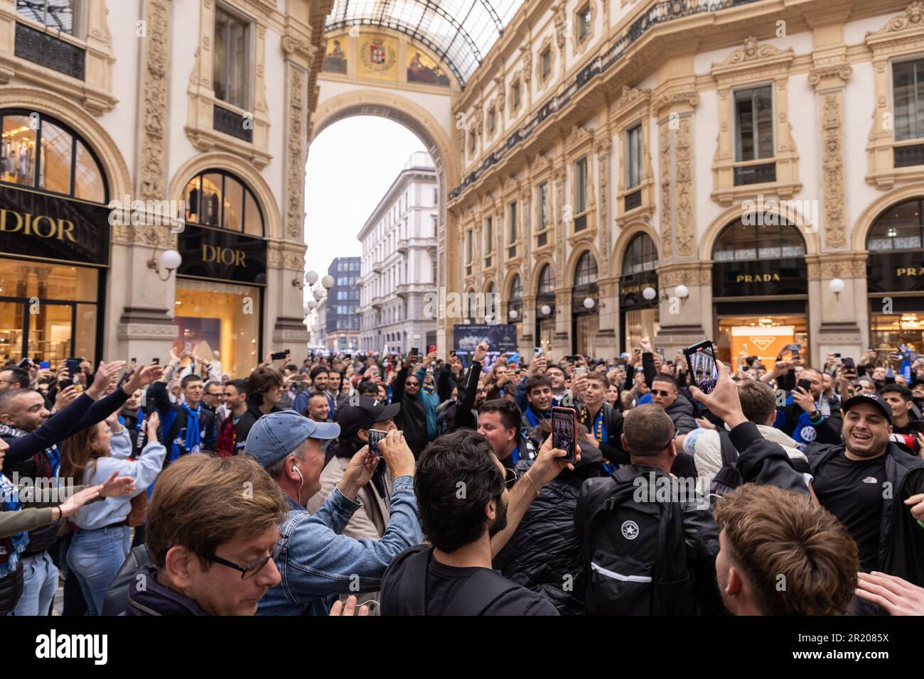 Milano, Italien - Mai 16 2023 - F.C. Internazionale gegen A.C. Mailand Champions League Halbfinale - f.c. internazionale Fans singen und tanzen in der Galleria Vittorio Emanuele City Center Gutschrift: Kines Milano/Alamy Live News Stockfoto