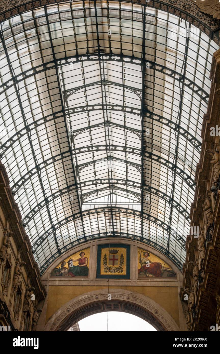 Eisen- und Glasdecke der Galleria Vittorio Emanuele II in Mailand, Italien. Stockfoto