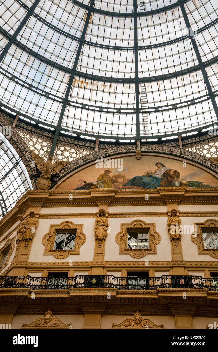 Lunette Asia und gewölbte Glasdecke und Kuppel in der Vittorio Emanuele II Galleria in Mailand, Italien. Stockfoto