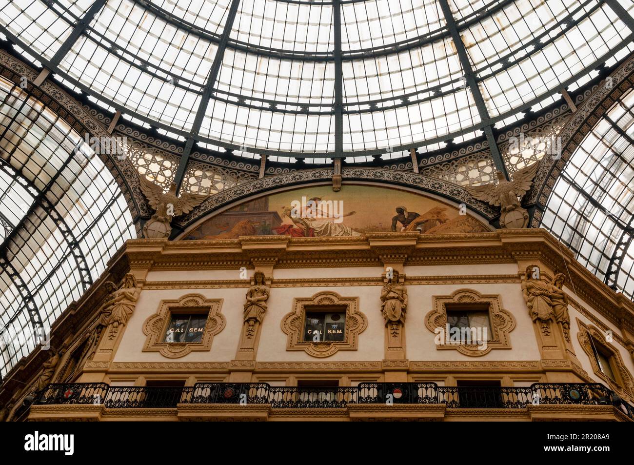 Decke und Kuppel aus Eisen und Glas sowie eine Lünette mit Mosaikallegorie von Afrika in der Galleria Vittorio Emanuele II in Mailand, Italien. Stockfoto
