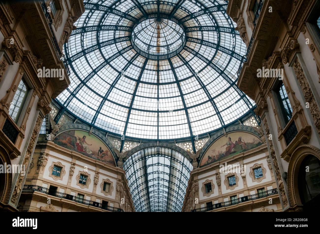 Lunette Africa und Lunette America, Decke aus Eisen und Glas und Kuppel der Galleria Vittorio Emanuele II in Mailand, Italien. Stockfoto