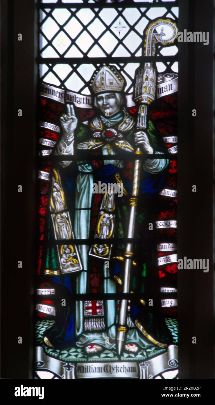 Buntglasfenster von Bischof William Wykcham in der anglikanischen Kirche Epsom Surrey England Stockfoto Buntglasfenster von Bischof William Wykcham in der anglikanischen Kirche Epsom Surrey England Stockfoto