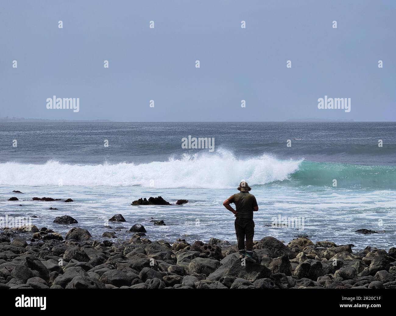 Dakar, Senegal. 14. Mai 2023. Ein Tourist genießt den Blick auf das Meer in Dakar, Senegal, 14. Mai 2023. Kredit: Li Yahui/Xinhua/Alamy Live News Stockfoto