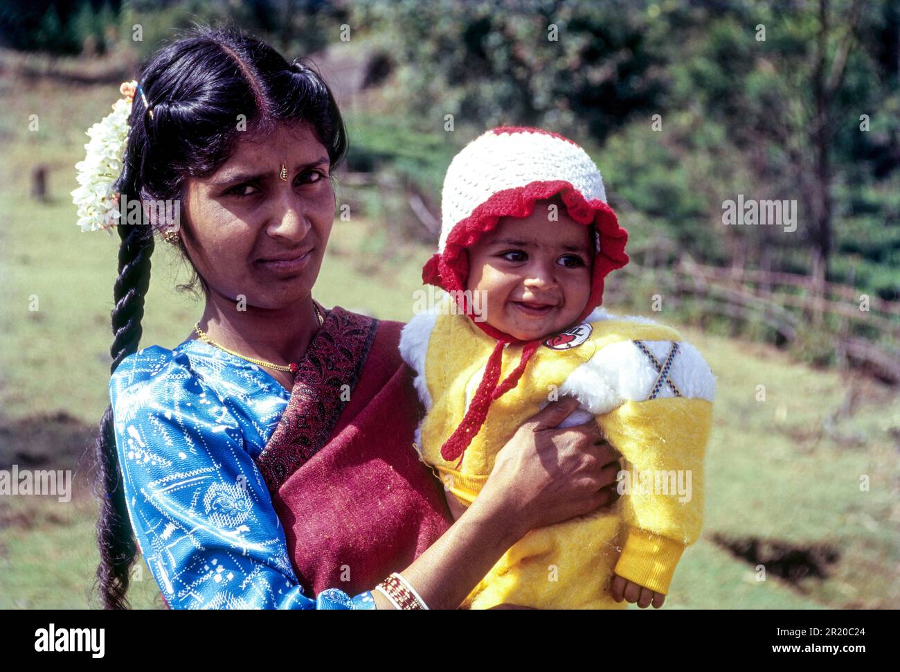 Toda Stammesmutter mit ihrem Kind in Ooty Udhagamandalam, Nilgiris, Tamil Nadu, Südindien, Indien, Asien Stockfoto