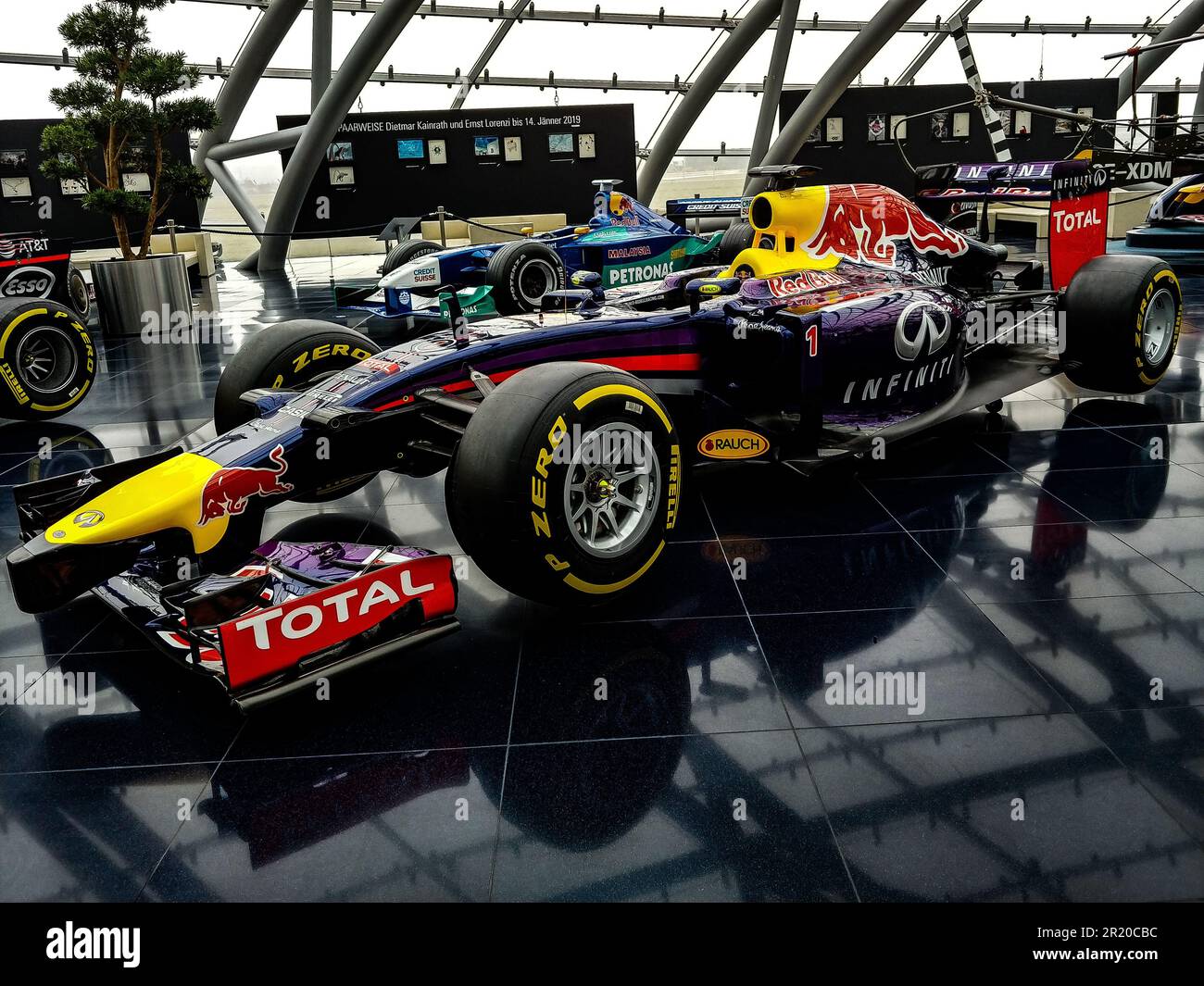 Ein Ausstellungsraum des Formel-1-Wagens im Hangar 7 salzburg, umgeben von einer Vielzahl anderer Fahrzeuge Stockfoto