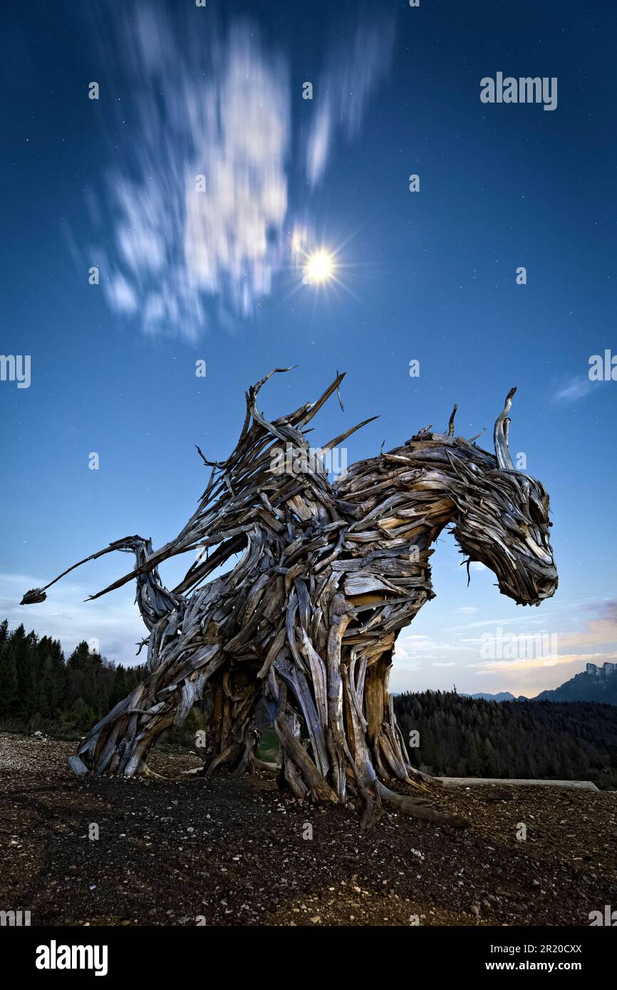 Der Drago Vaia (Vaia Dragon) ist ein Holzwerk, das vom Bildhauer Marco Martalar geschaffen wurde, um über den Klimawandel nachzudenken. Lavarone, Trentino, Italien. Stockfoto