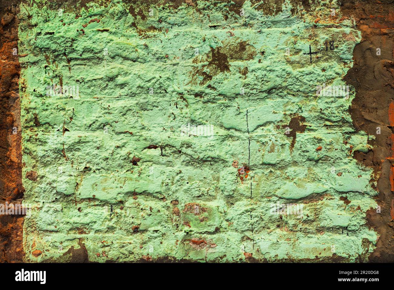 Alte Ziegelwand mit schmutziger abblätternder Farbe. Nahaufnahme der Textur. Natürlicher Vintage-Hintergrund Stockfoto