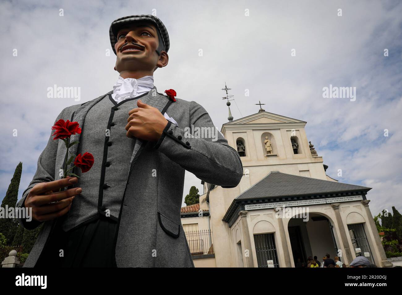 Eine riesige Parade vor der Ermita del Santo während des vom Stadtrat von Madrid organisierten Festivals von San Isidro. Am 15. Mai wird der große Tag des Schutzpatrons der heiligen Festlichkeiten von Madrid mit dem Festival San Isidro auf der Wiese San Isidro im Viertel Carabanchel gefeiert. Dieses Jahr waren die Feierlichkeiten politisch geprägt durch die bevorstehenden Wahlen zum Präsidenten der Autonomen Gemeinschaft und Bürgermeister am 28. Mai, so dass verschiedene Kandidaten auf der Wiese von San Isidro gesehen wurden, die die Menschen begrüßten und um ihre Stimme baten. Die ganze Woche über, wie es die Tradition ist, wird der P. Stockfoto