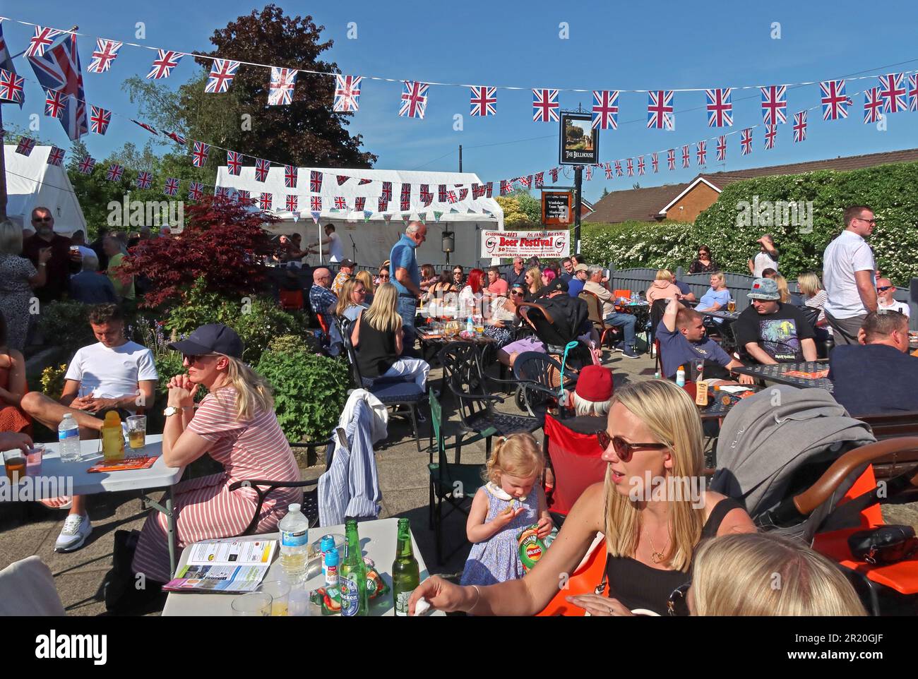 Menschenmassen beim Grappenhall Beer Festival 2023, GYCA, Bell House Farm, Bellhouse Lane, Grappenhall, Warrington, Cheshire, England, Großbritannien, WA4 2Sg Stockfoto