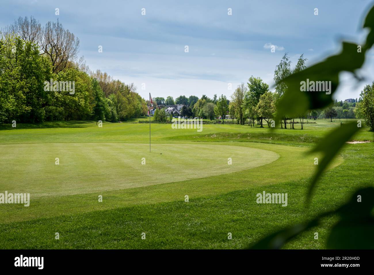 Golfplatz im Bazantarnia Park in Siemianowice, Schlesien, Polen. Perfekt geschnittener Rasen, umgeben von grünen, frischen Bäumen. Sonnig, Frühling ist da Stockfoto
