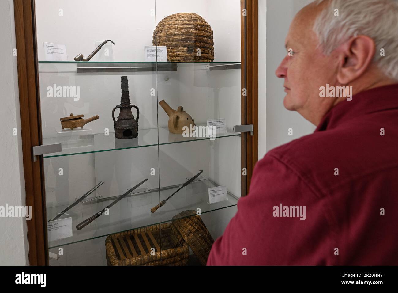 Prag, Tschechische Republik. 16. Mai 2023. Feierlichkeiten zum Weltbienentag (Weltbienentag) im Landwirtschaftsmuseum, Prag, Tschechische Republik, 16. Mai 2023. Die Veranstaltung, die die Bedeutung der Bienen für die weltweite Ernährungssicherheit hervorheben soll, ist auch die Eröffnung einer Ausstellung des Imkereimuseums aus der slowenischen Stadt Radovljica. Kredit: VIT Simanek/CTK Photo/Alamy Live News Stockfoto