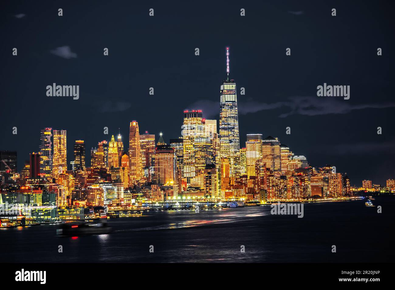 Die legendäre Skyline von New York City bietet bei Nacht einen monochromen Blick mit gelben Lichtern auf die Vereinigten Staaten von Amerika Stockfoto