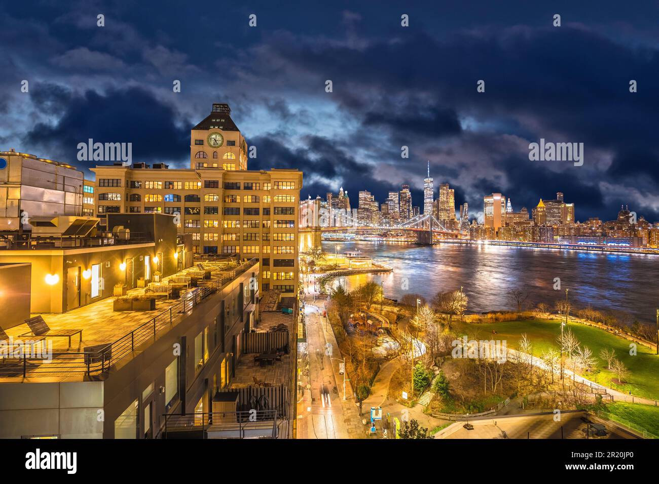 Abendlicher Blick auf New York City von Dumbo, Brooklyn Bridge, Vereinigte Staaten von Amerika Stockfoto