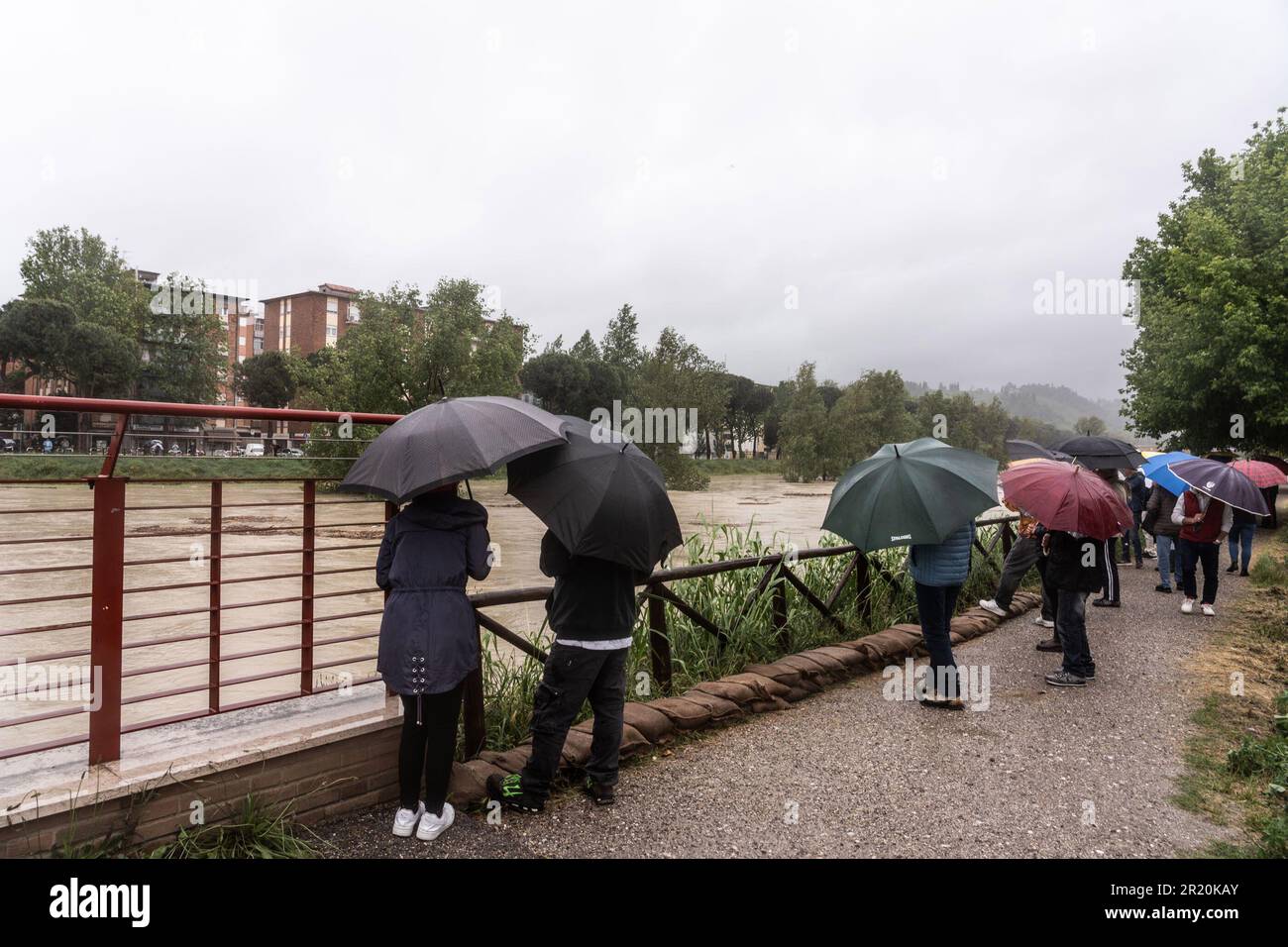 Cesenatico, Italien. 16. Mai 2023. Cesena (FC) die Lage des Flusses Savio kurz vor der Schließung der beiden Brücken, die die Gemeinde aus Sicherheitsgründen auferlegt hat. Auf dem Bild sind ein paar Zuschauer, die kamen, um die Flut zu verewigen. Sie wurden dann freundlicherweise vom Stadtpersonal entfernt. Redaktionelle Verwendung Nur Kredit: Independent Photo Agency/Alamy Live News Stockfoto