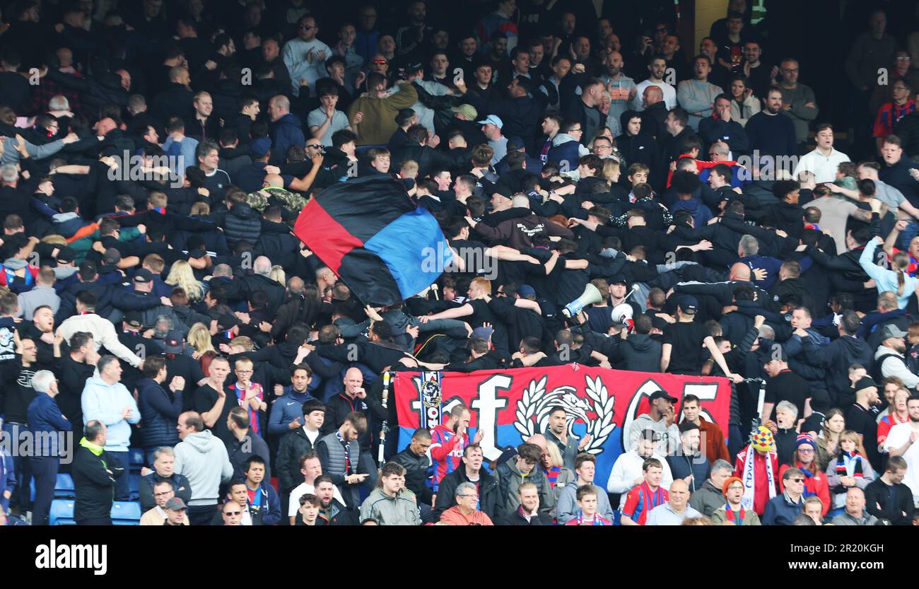 Die Fans des Crystal Palace feiern dort das Team-Torwährende-Fußballspiel der englischen Premier League zwischen Crystal Palace und AFC Bournemouth in Selhurst Pa Stockfoto